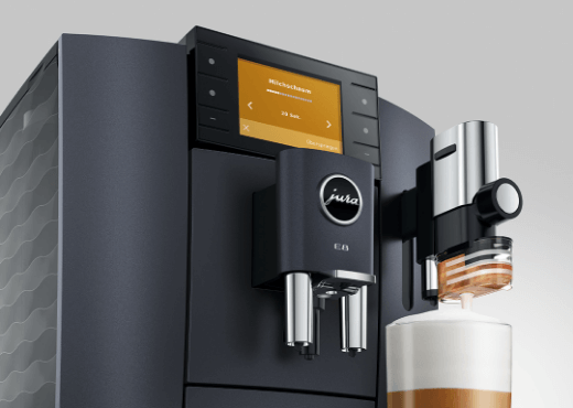 Kawa z pianką mleczną przygotowaną przy pomocy funkcji ekspresu Jura