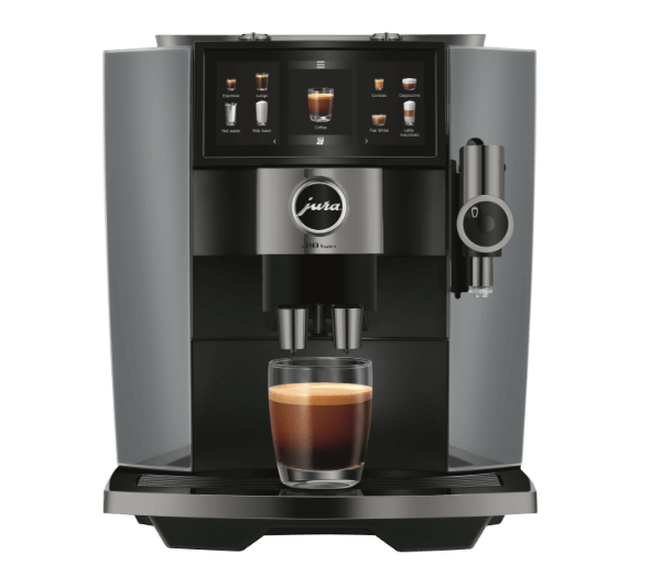 Jura ekspres do kawy ze szklanką czarnej kawy na podstawce