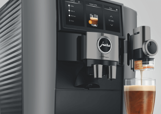 Kawa z pianką mleczną przygotowaną przy pomocy funkcji ekspresu Jura