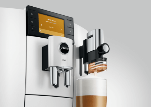 Kawa z pianką mleczną przygotowaną przy pomocy funkcji ekspresu Jura