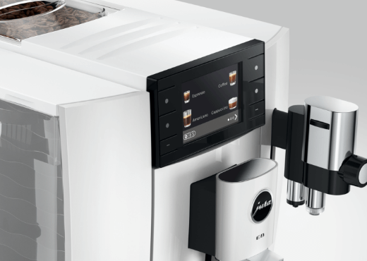 Zestawienie różnych rodzajów stojących na blacie, w tle ekpress firmy Jura E8